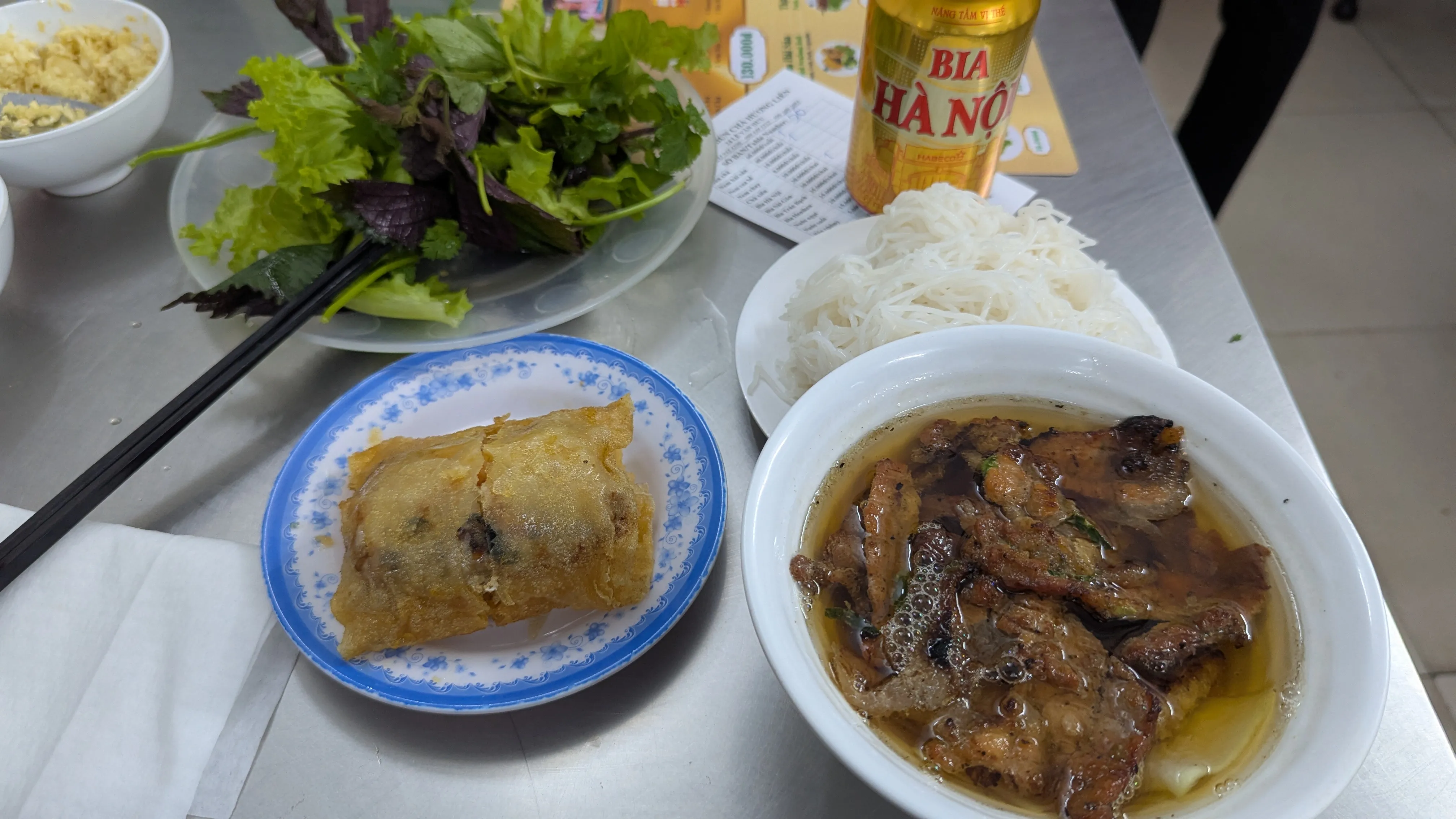 Bún chả. つけあわせのサラダの刺激が強くてすべてが甘く感じる